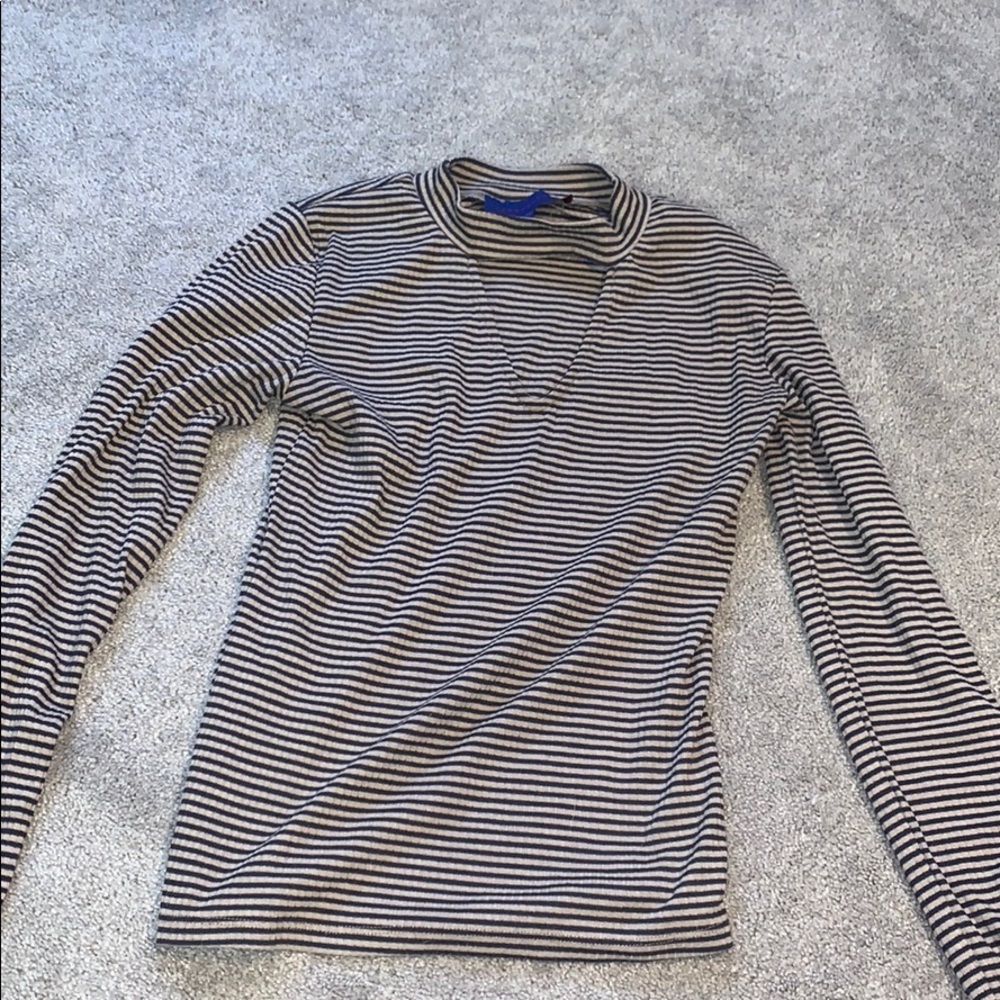 Long sleeve shirt with cut out.